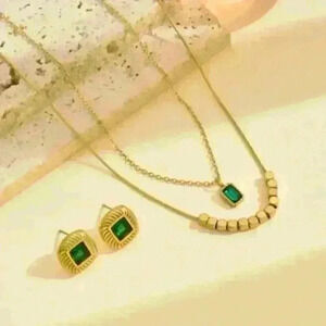 Square Emerald Stone Jewelry Set on a 18k Gold Necklace & Earrings